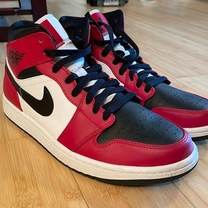 Air Jordan 1 mid Chicago Black Toe size 9.5